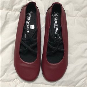 Arcopedico Vegas in burgundy size 38 / US 7